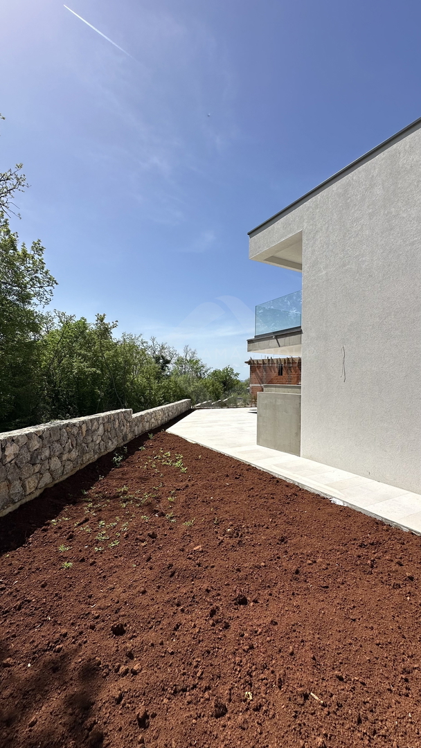 Luksuzna večstanovanjska vila z bazenom in vrtom