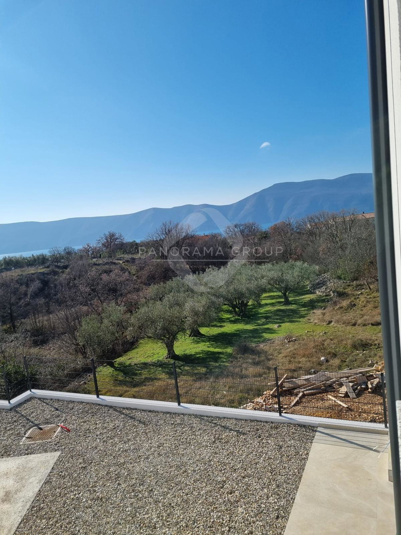 Luksuzna polovica dvojne hiše s pogledom na morje – Brzac, otok Krk