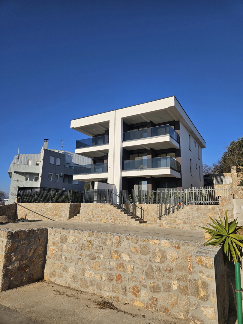 Moderen penthouse v bližini morja