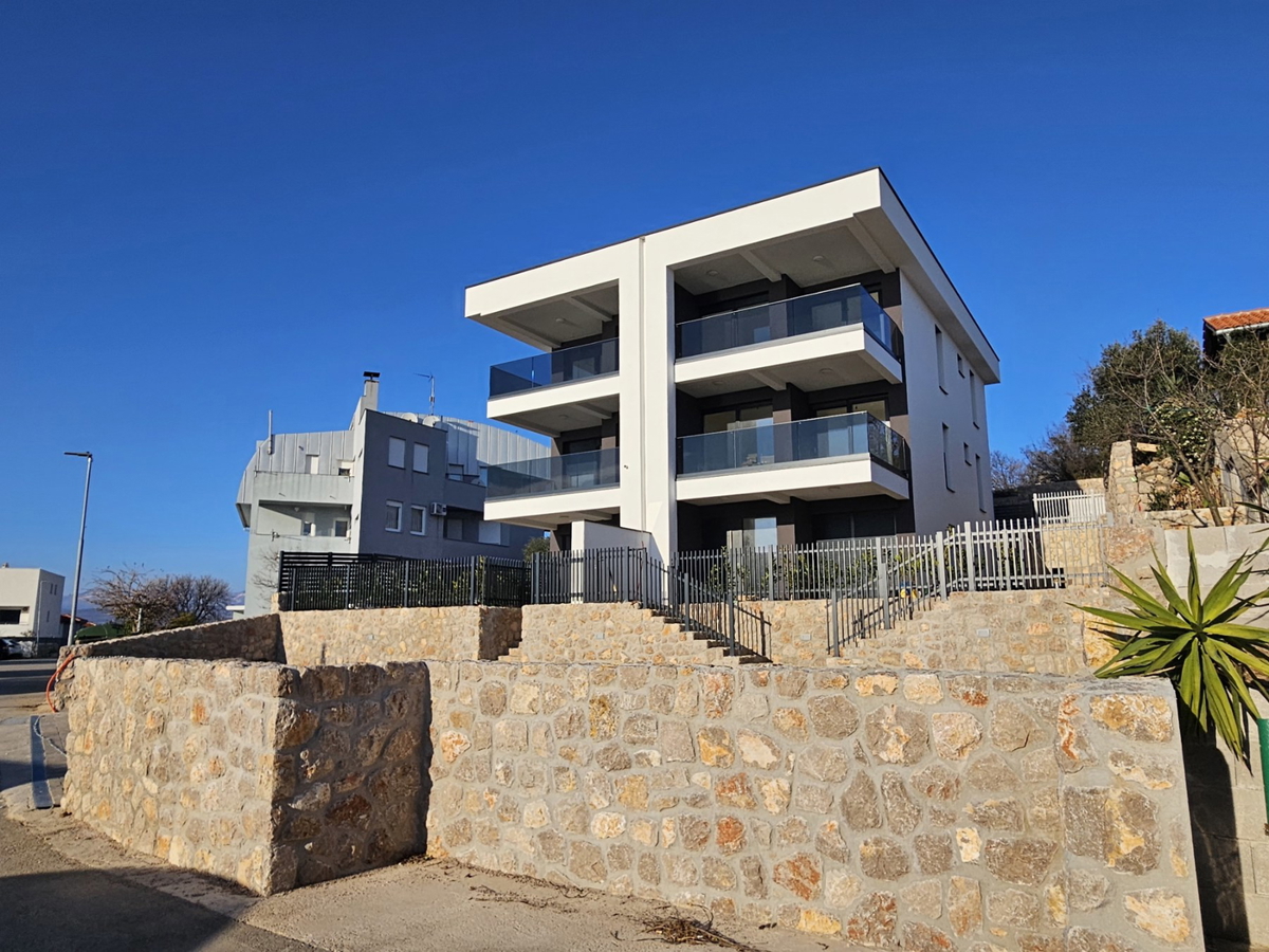 Moderen penthouse v bližini morja