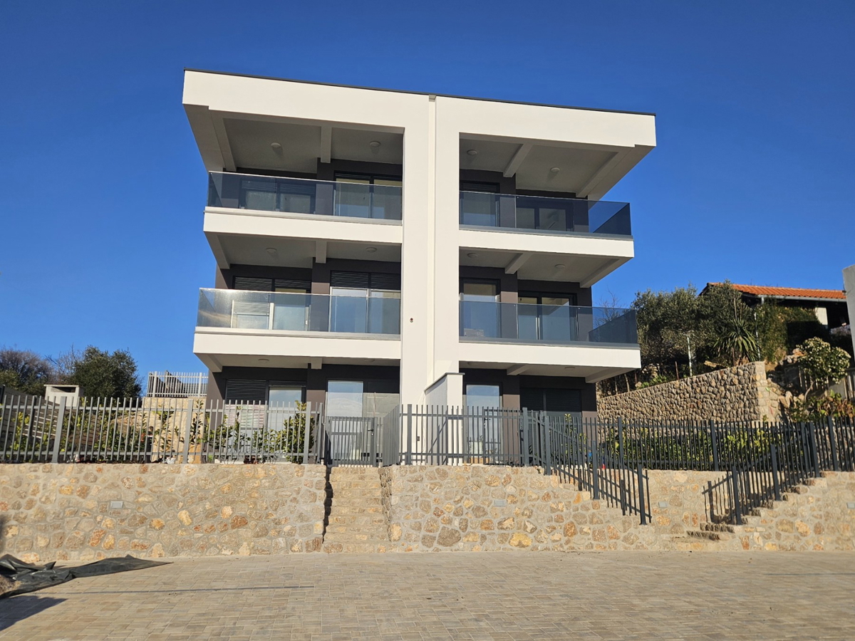 Moderen penthouse v bližini morja