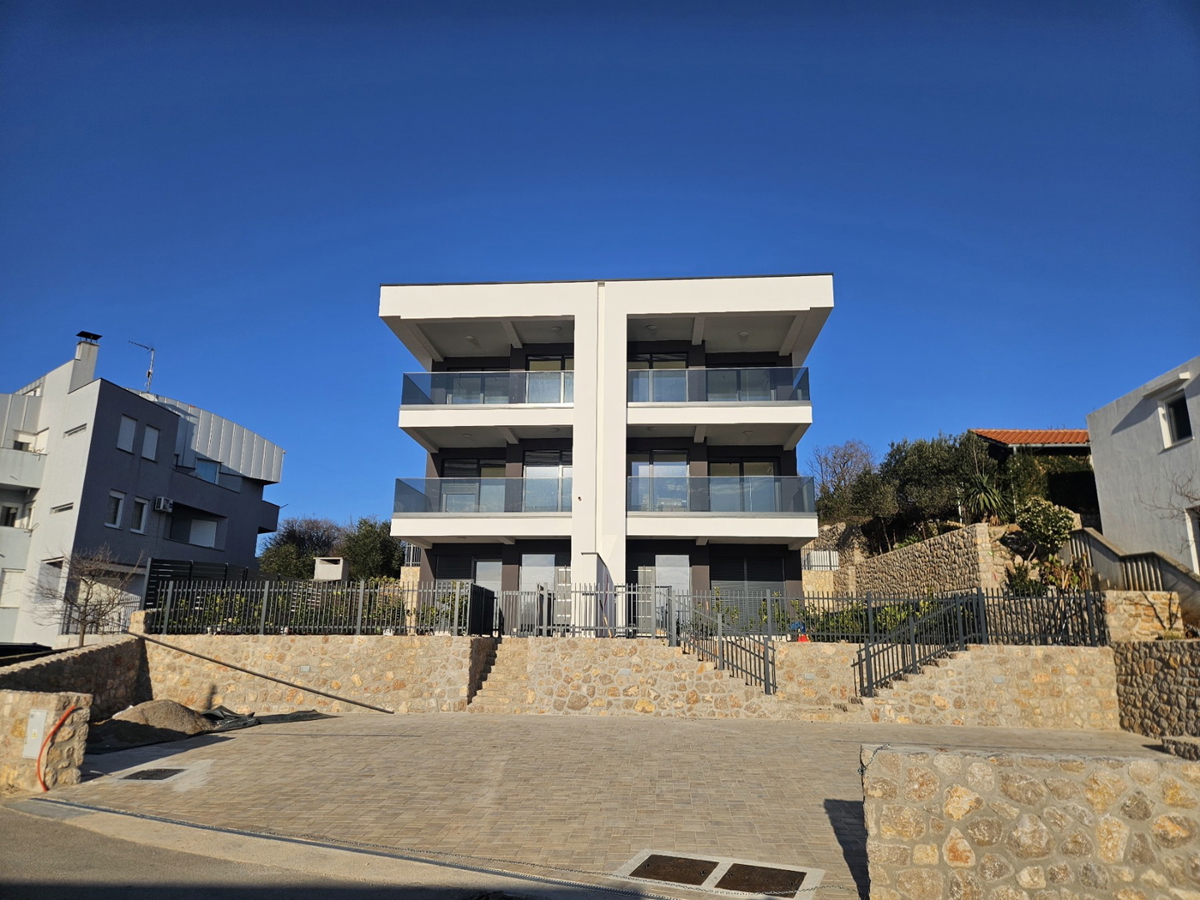 Moderen penthouse v bližini morja