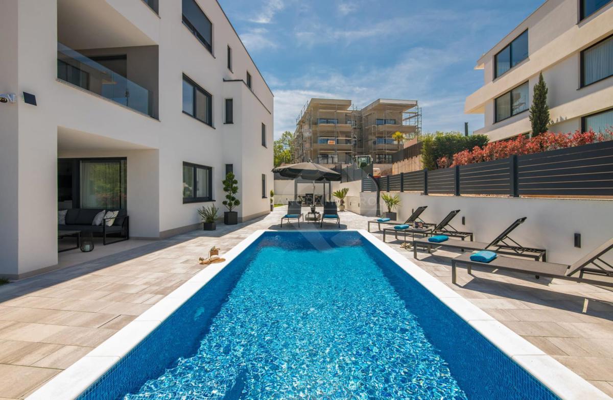 Stanovanje z razgledom na morje, bazenom in prostornim vrtom – samo 200 m od plaže!