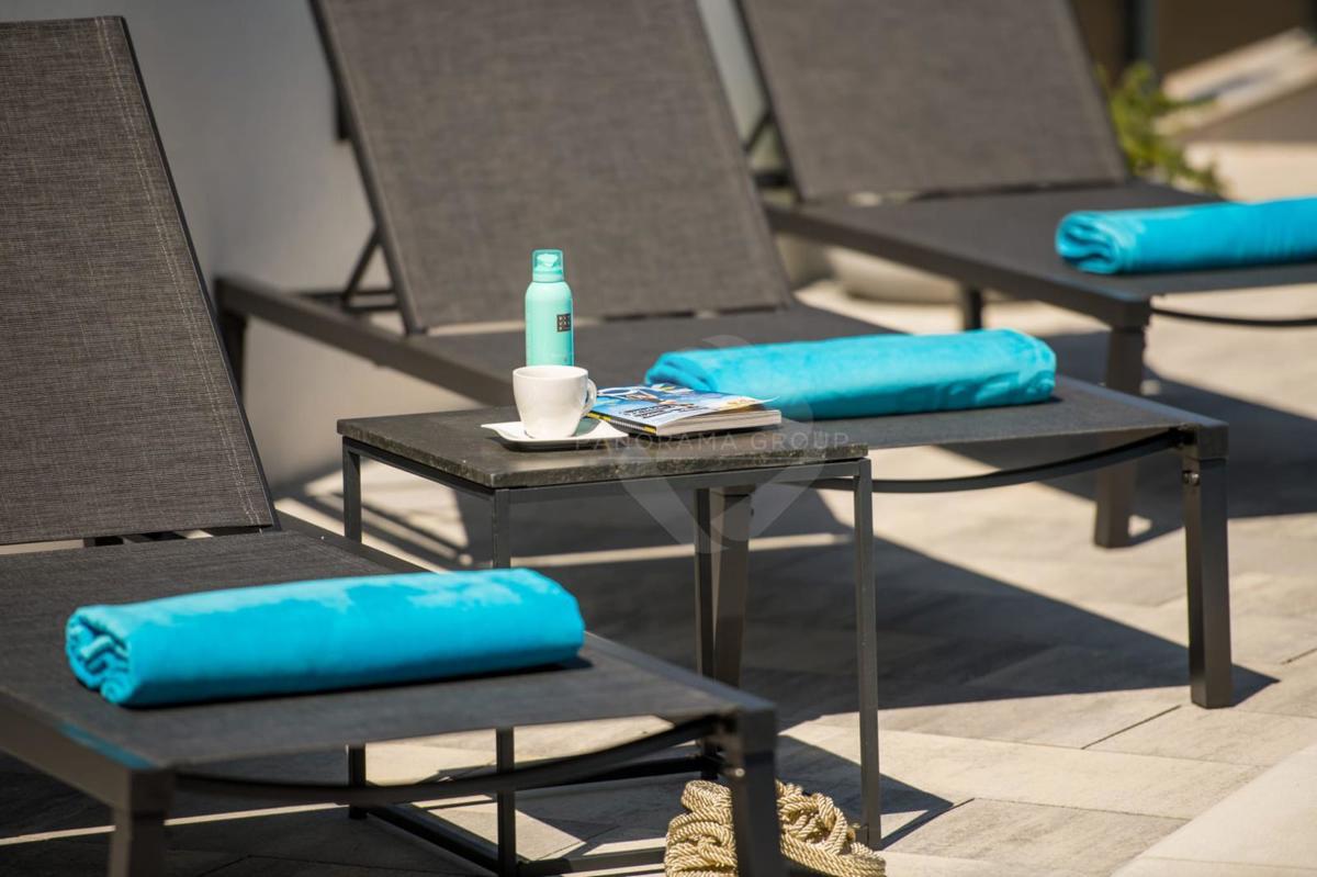 Stanovanje z razgledom na morje, bazenom in prostornim vrtom – samo 200 m od plaže!