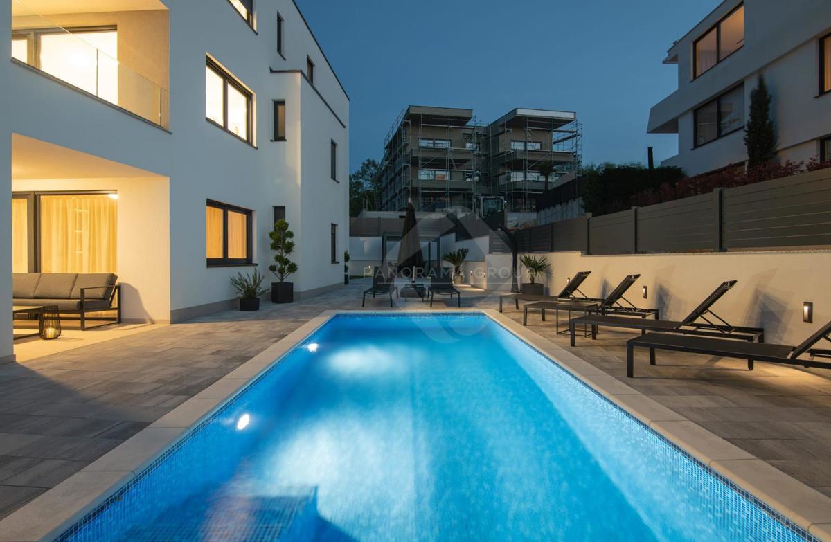 Stanovanje z razgledom na morje, bazenom in prostornim vrtom – samo 200 m od plaže!