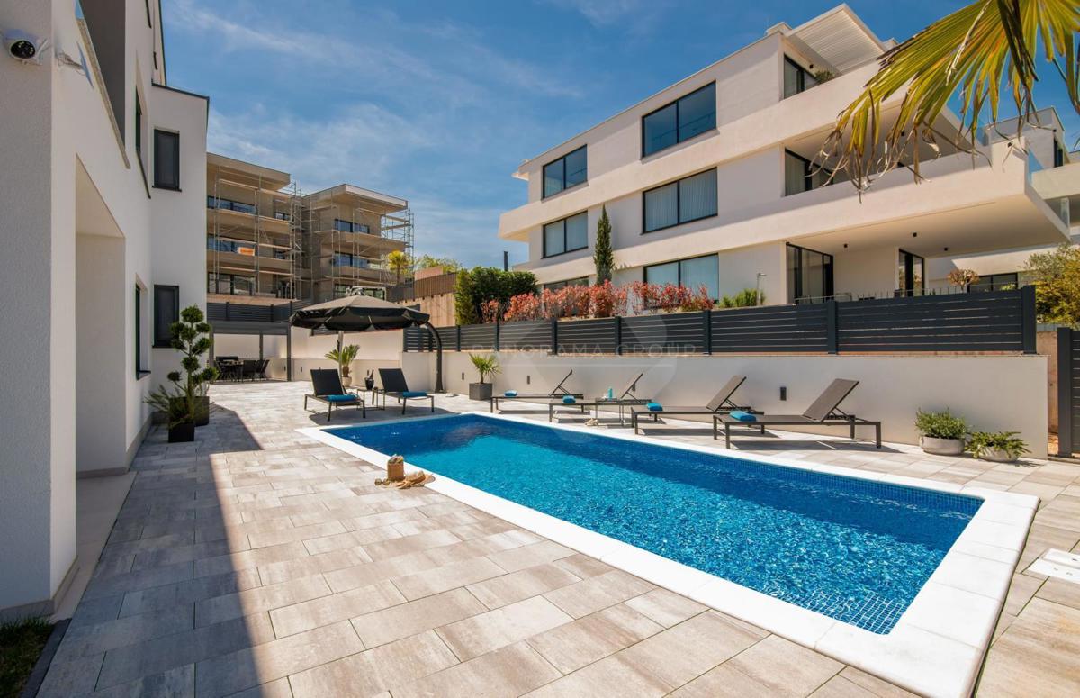 Stanovanje z razgledom na morje, bazenom in prostornim vrtom – samo 200 m od plaže!