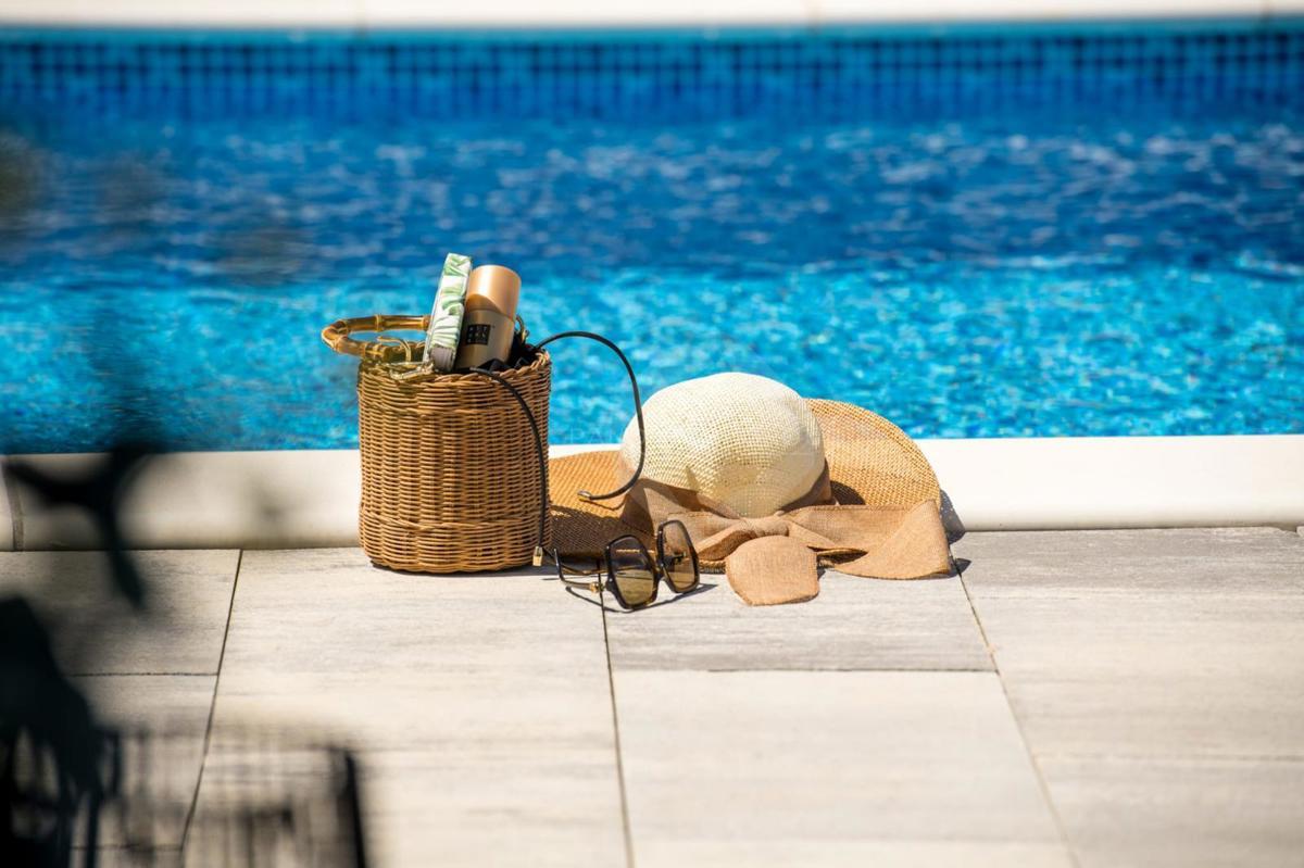 Stanovanje z razgledom na morje, bazenom in prostornim vrtom – samo 200 m od plaže!