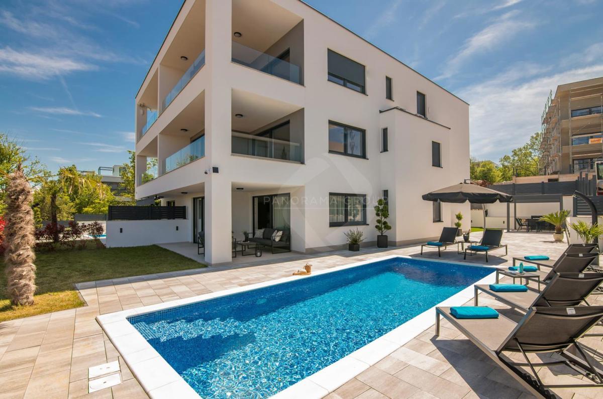 Stanovanje z razgledom na morje, bazenom in prostornim vrtom – samo 200 m od plaže!