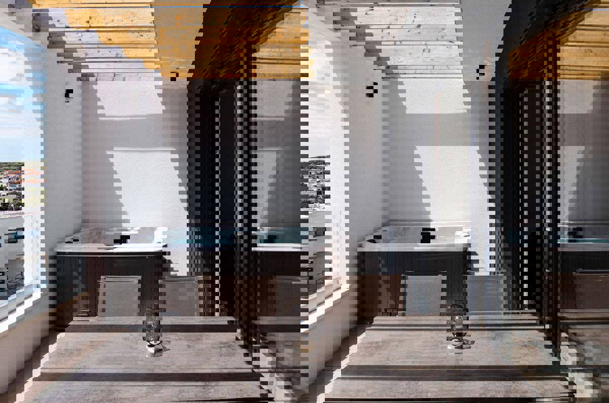 Luksuzni penthouse s panoramskim pogledom na morje in jacuzzijem – mesto Krk, 450 m od morja