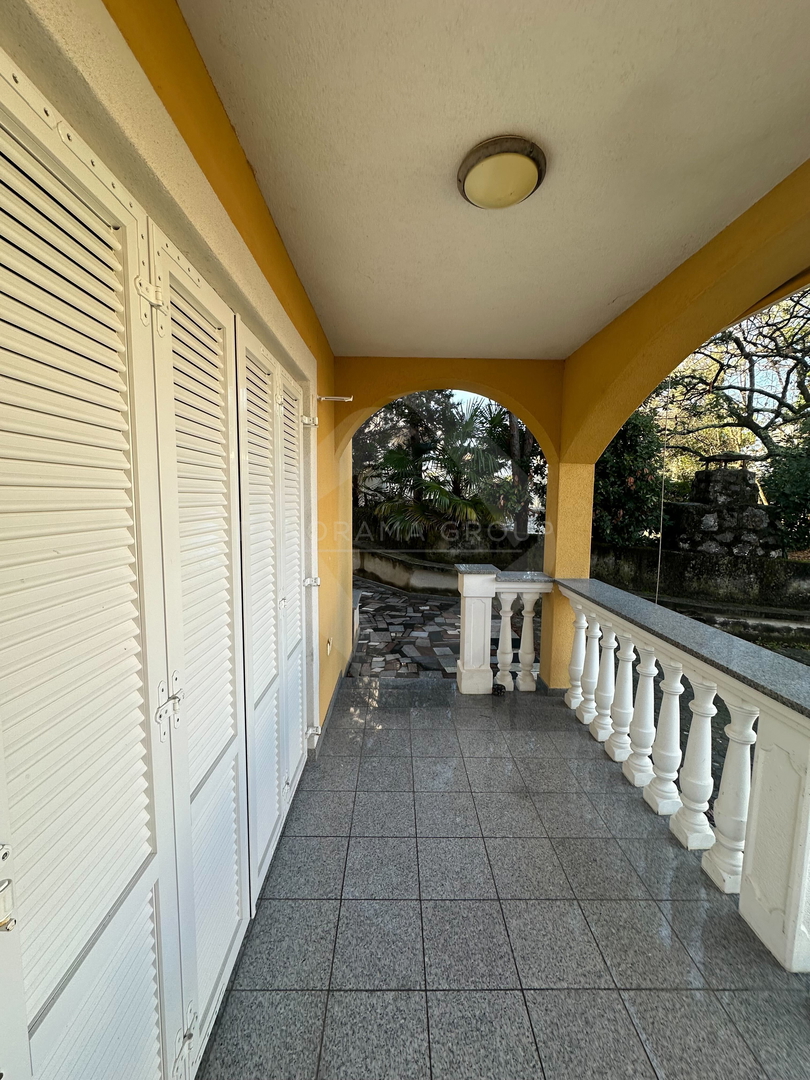 Pritlično stanovanje v Malinski – 200 m od morja, mirna lokacija, ekskluzivno