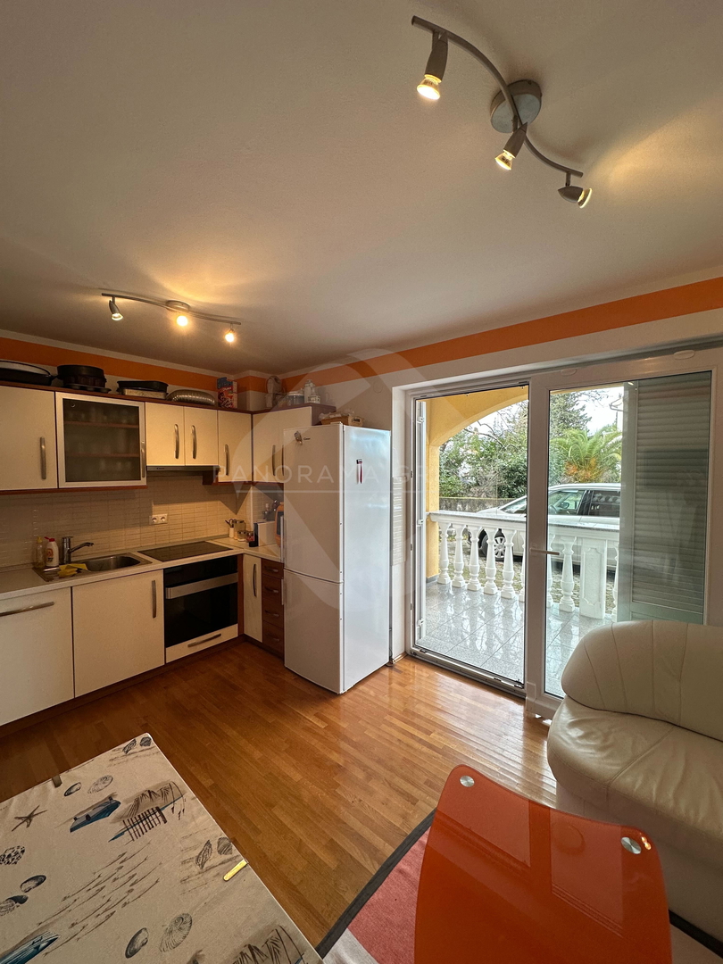 Pritlično stanovanje v Malinski – 200 m od morja, mirna lokacija, ekskluzivno