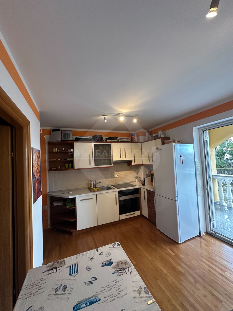 Pritlično stanovanje v Malinski – 200 m od morja, mirna lokacija, ekskluzivno