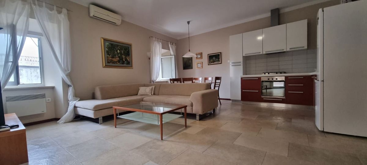 Trisobni apartma - Krk center, 80m od morja