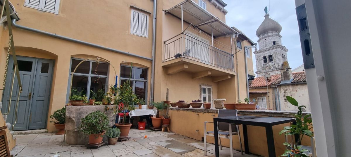 Trisobni apartma - Krk center, 80m od morja
