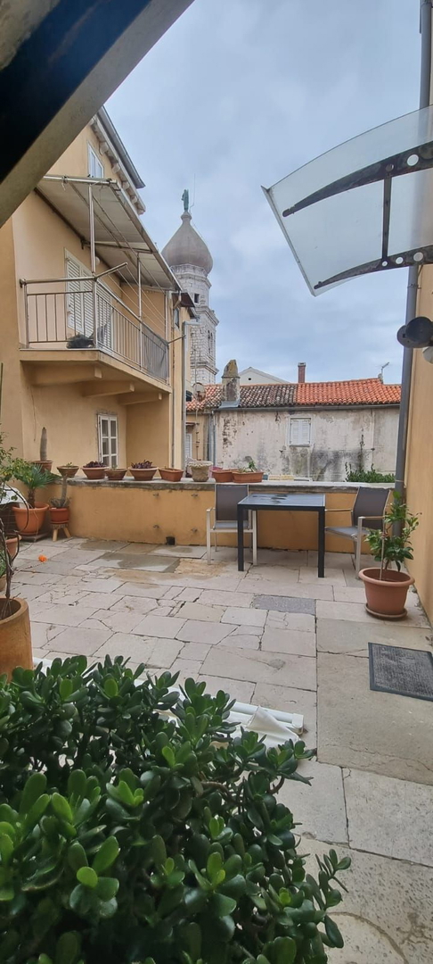 Trisobni apartma - Krk center, 80m od morja