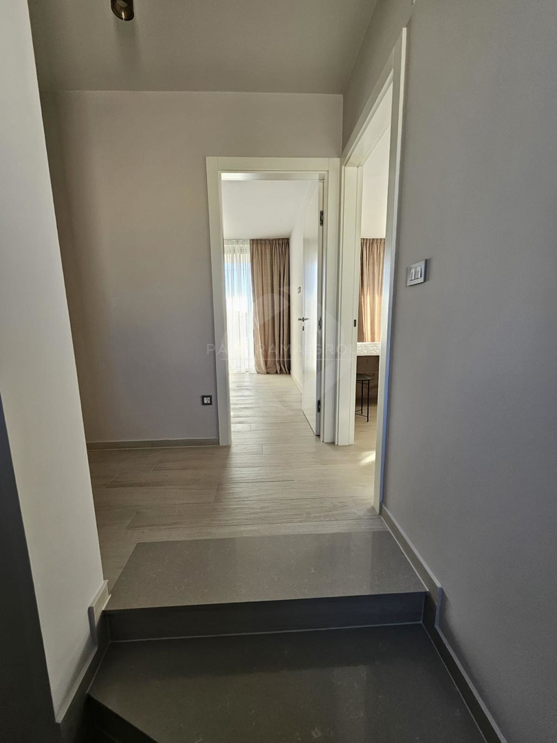 Moderna hiša s bazenom, savno in prostornim vrtom