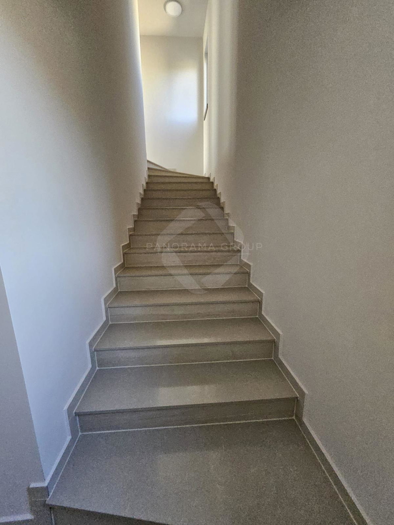 Moderna hiša s bazenom, savno in prostornim vrtom