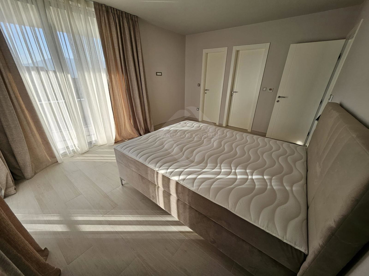 Moderna hiša s bazenom, savno in prostornim vrtom