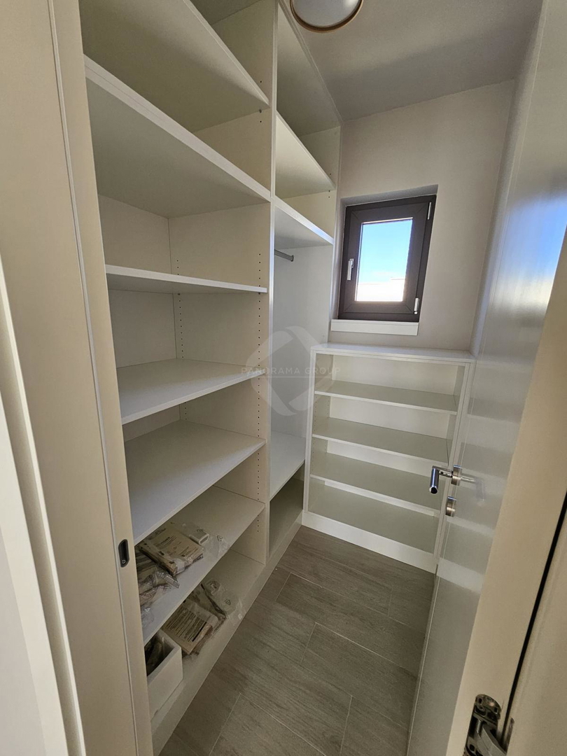Moderna hiša s bazenom, savno in prostornim vrtom