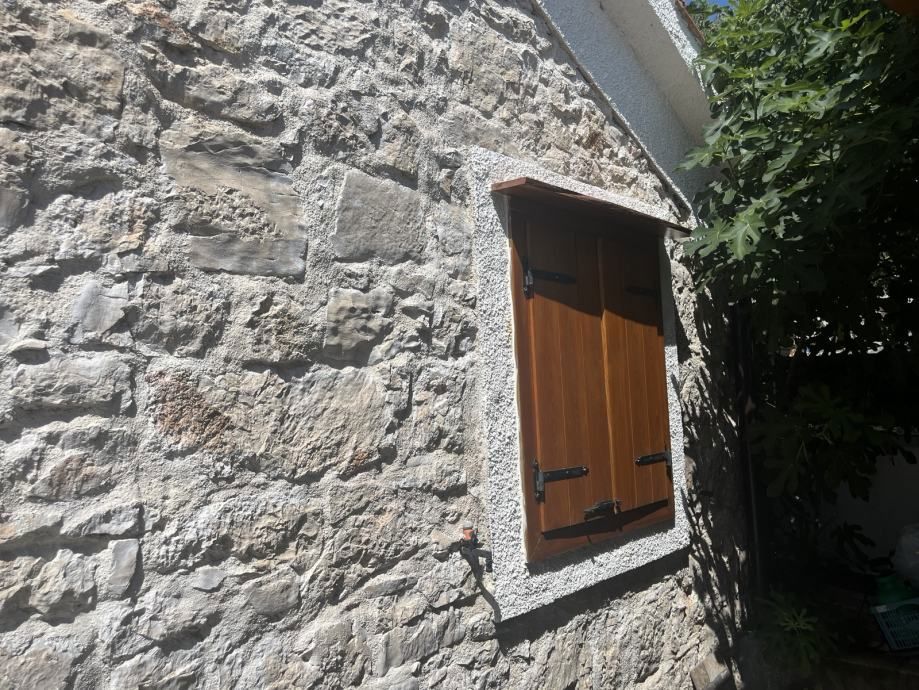Prekrasno posestvo z dvema objektoma in bazenom.