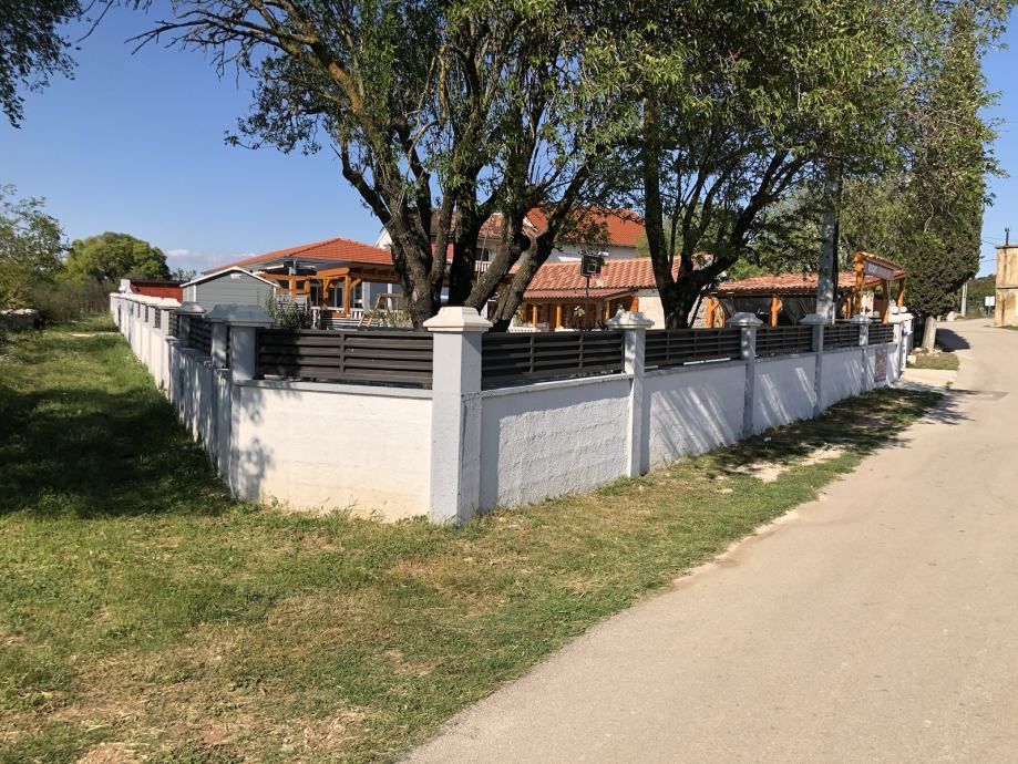 Prekrasno posestvo z dvema objektoma in bazenom.