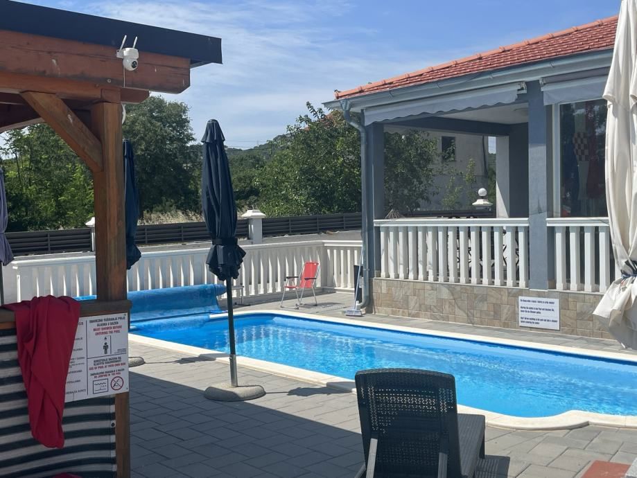 Prekrasno posestvo z dvema objektoma in bazenom.