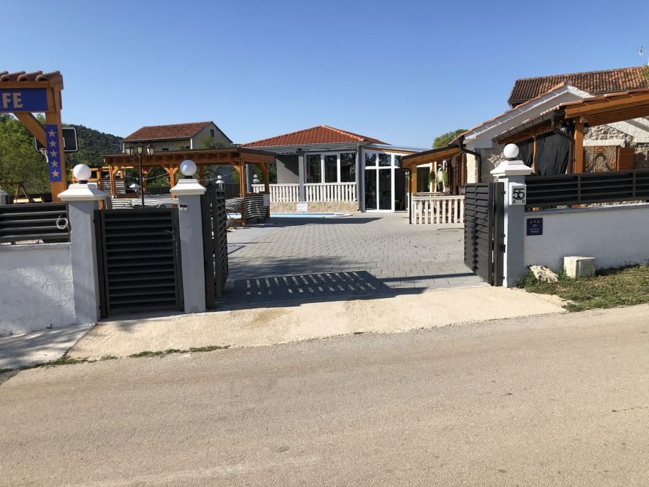 Prekrasno posestvo z dvema objektoma in bazenom.