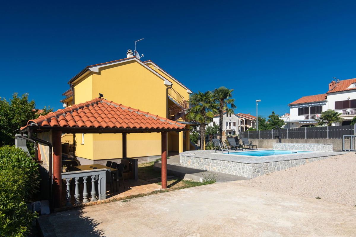 Njivice - apartma v mansardi, pogled na morje