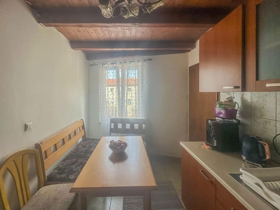 Hiša v središču Brtonigle, z dvema stanoma