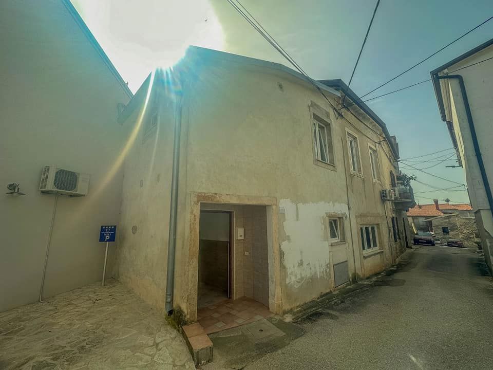 Hiša v središču Brtonigle, z dvema stanoma