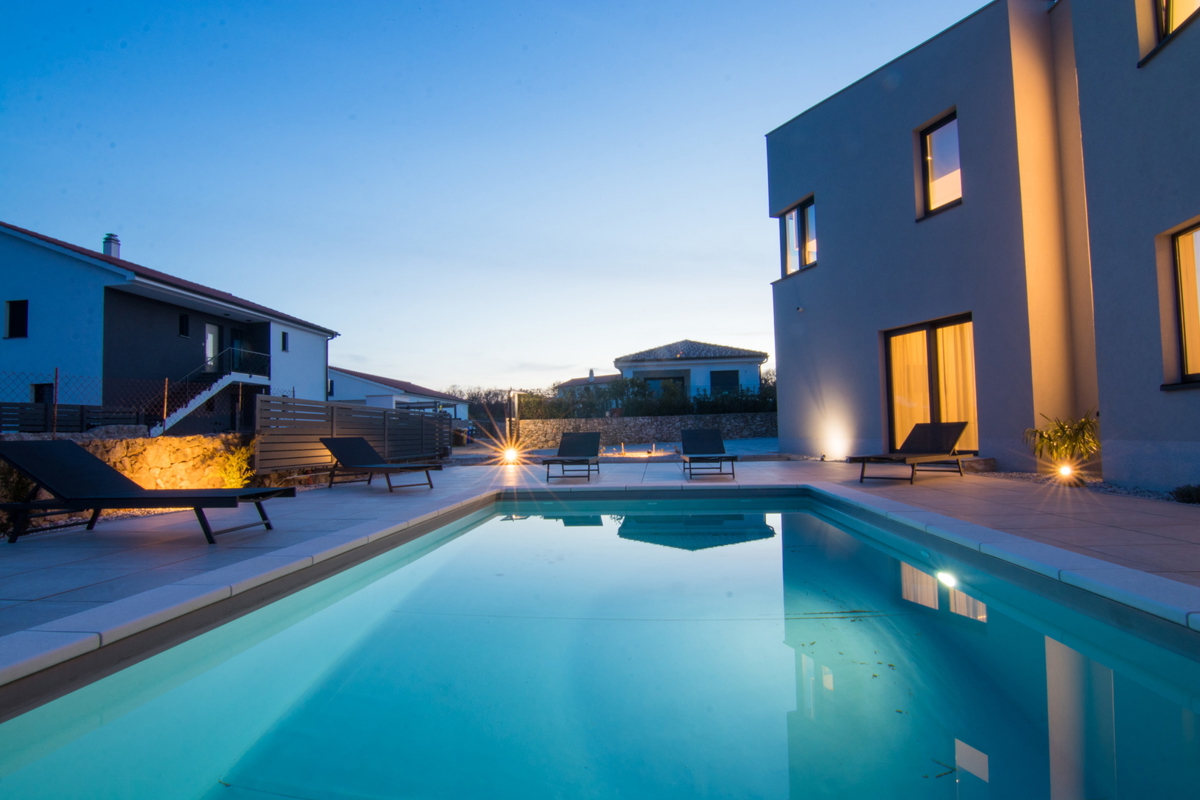 Luksuzna vila z bazenom, savno in telovadnico – Muraj, otok Krk