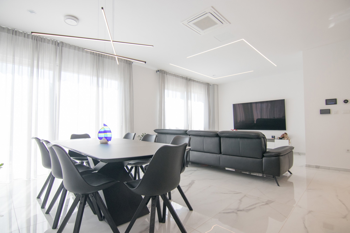 Luksuzna vila z bazenom, savno in telovadnico – Muraj, otok Krk