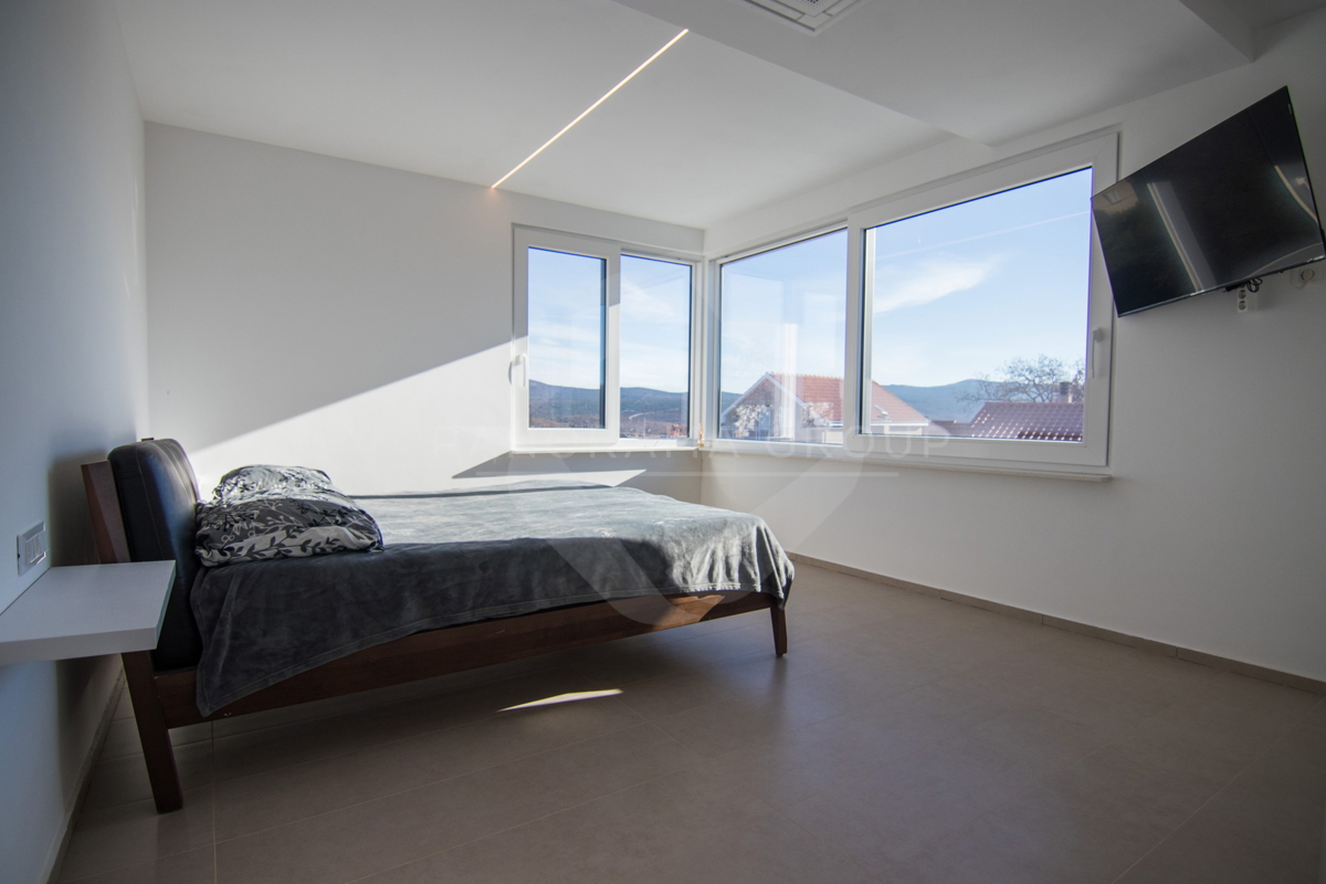 Luksuzna vila z bazenom, savno in telovadnico – Muraj, otok Krk