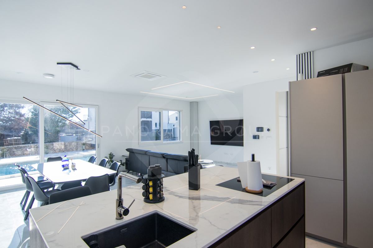 Luksuzna vila z bazenom, savno in telovadnico – Muraj, otok Krk