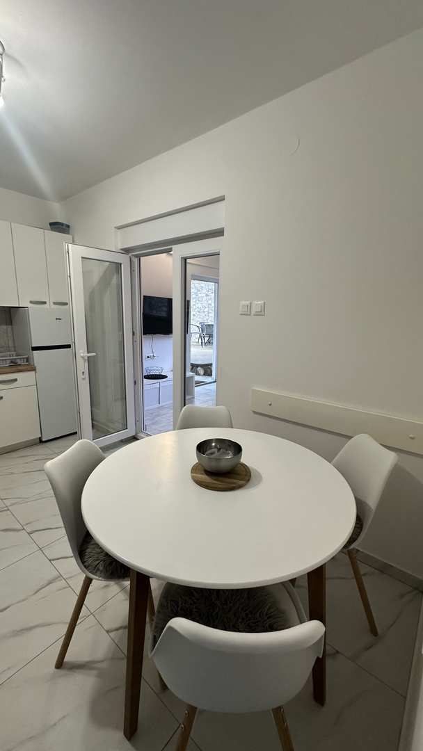 Šarmantno stanovanje z vrtom in žarom – 200 m od morja, mirna lokacija