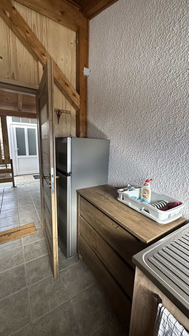 Šarmantno stanovanje z vrtom in žarom – 200 m od morja, mirna lokacija