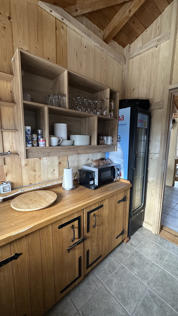 Šarmantno stanovanje z vrtom in žarom – 200 m od morja, mirna lokacija