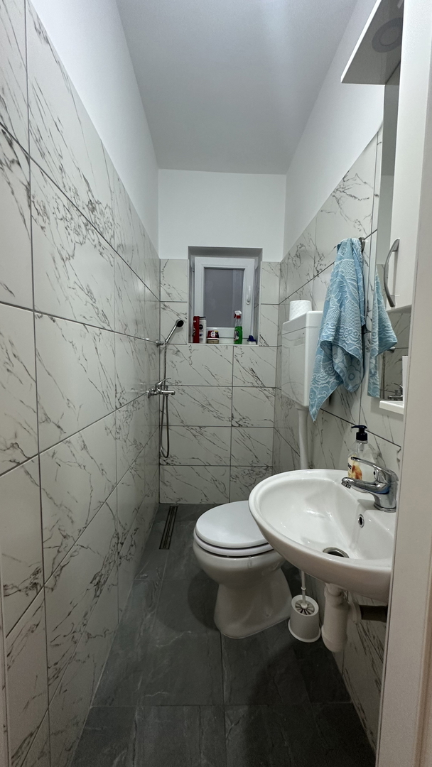 Šarmantno stanovanje z vrtom in žarom – 200 m od morja, mirna lokacija