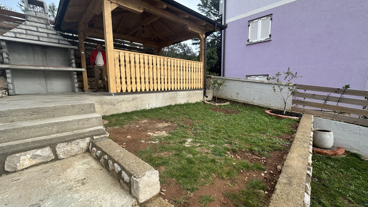 Šarmantno stanovanje z vrtom in žarom – 200 m od morja, mirna lokacija