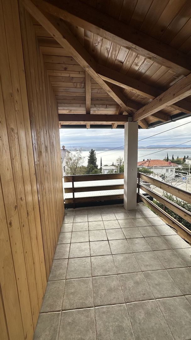 Šarmantno stanovanje z vrtom in žarom – 200 m od morja, mirna lokacija