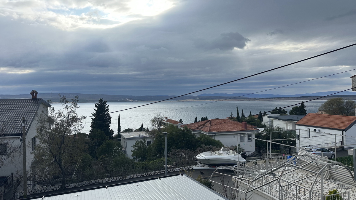 Šarmantno stanovanje z vrtom in žarom – 200 m od morja, mirna lokacija