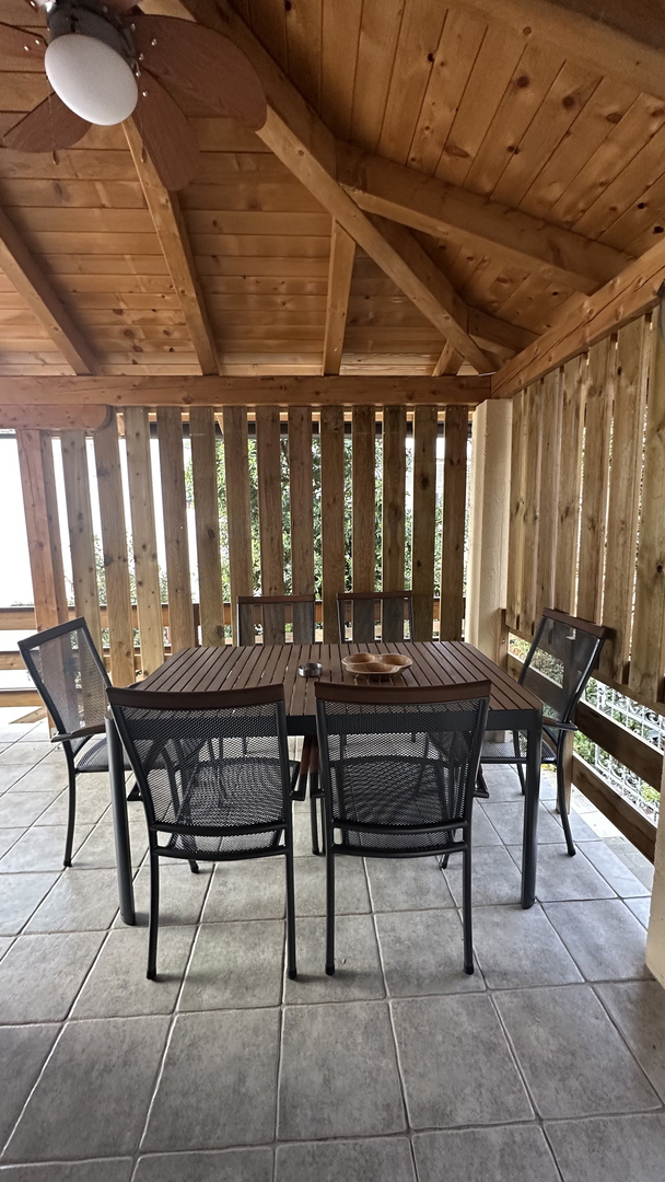 Šarmantno stanovanje z vrtom in žarom – 200 m od morja, mirna lokacija