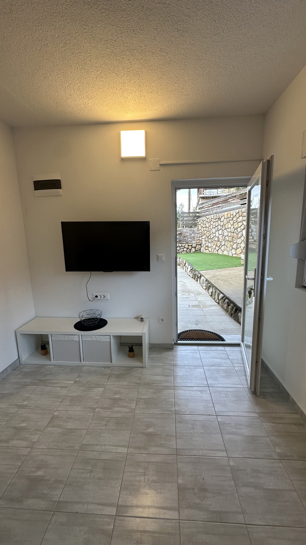 Šarmantno stanovanje z vrtom in žarom – 200 m od morja, mirna lokacija