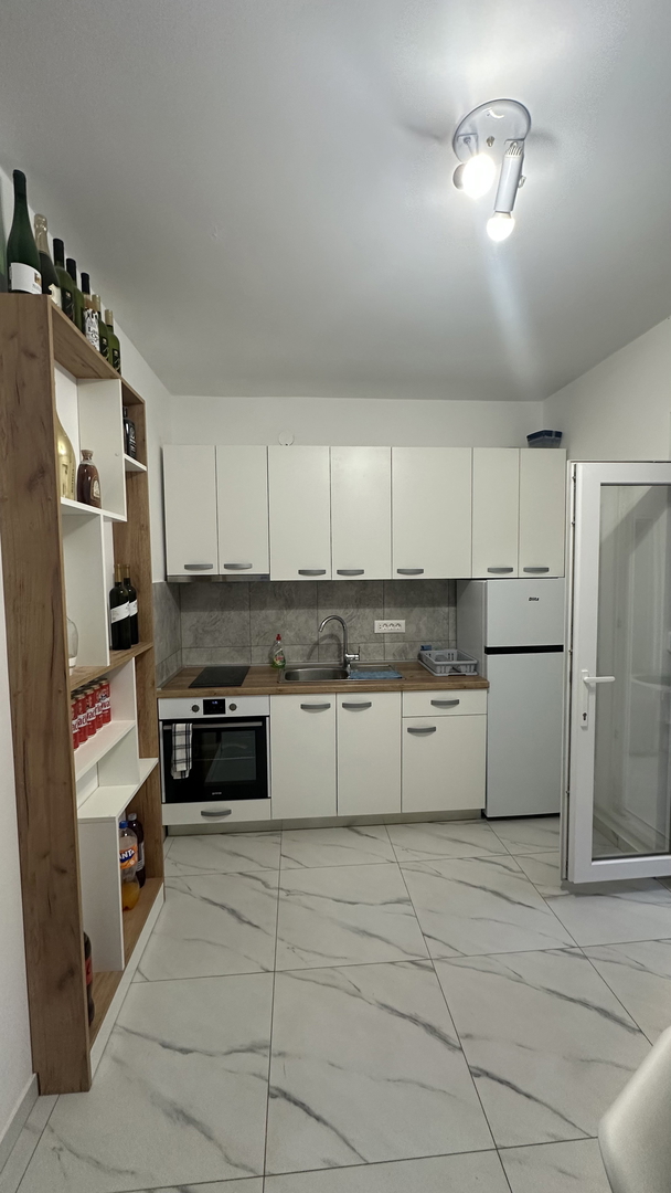 Šarmantno stanovanje z vrtom in žarom – 200 m od morja, mirna lokacija