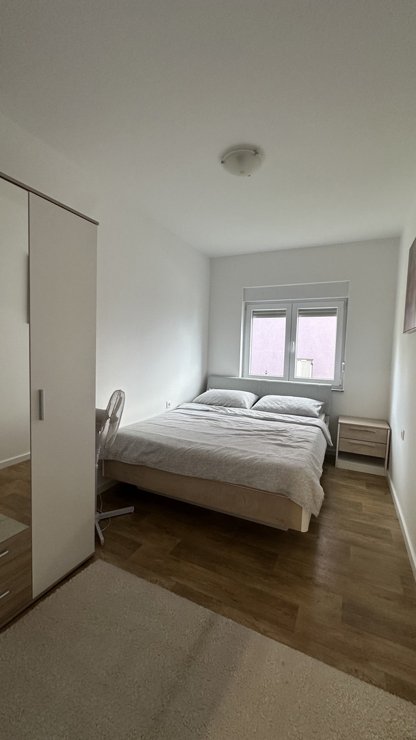 Šarmantno stanovanje z vrtom in žarom – 200 m od morja, mirna lokacija