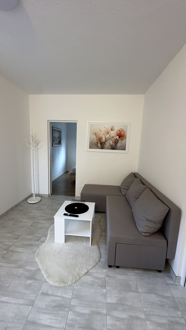 Šarmantno stanovanje z vrtom in žarom – 200 m od morja, mirna lokacija