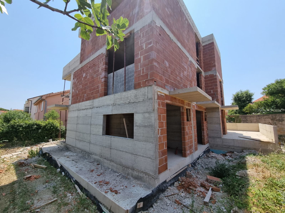 Sodobna troetažna novogradnja v roh bau fazi – center Krka, izjemna priložnost