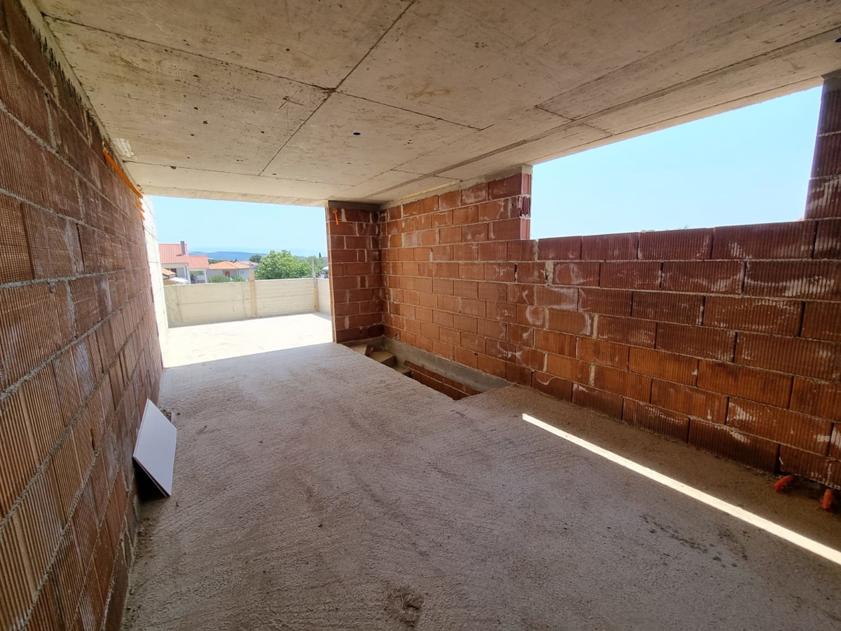 Luksuzna troetažna stanovanja v roh bau fazi – center Krka, vrt, garaža