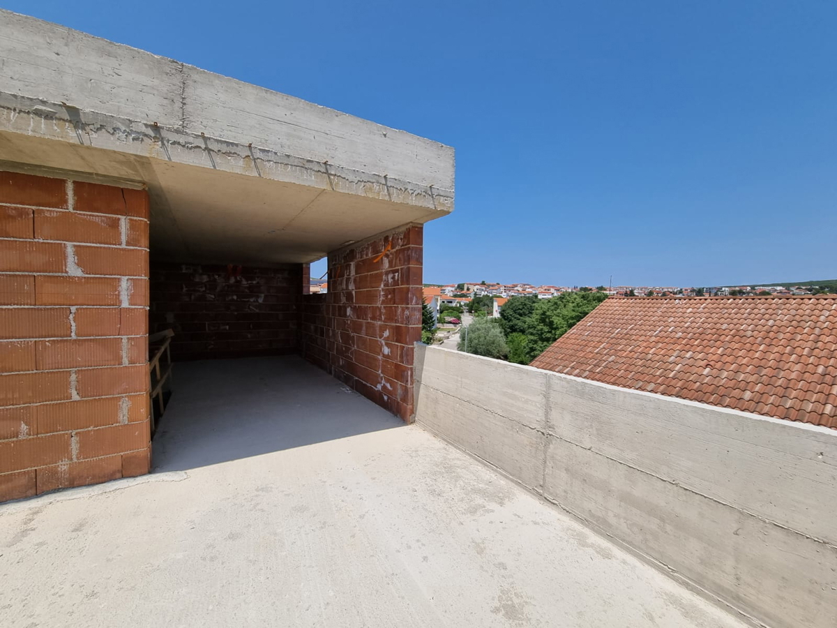 Luksuzna troetažna stanovanja v roh bau fazi – center Krka, vrt, garaža