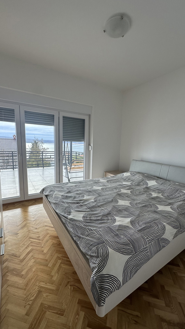 Sončno stanovanje s pogledom na morje in dvema terasama – 250 m od plaže, Dramalj